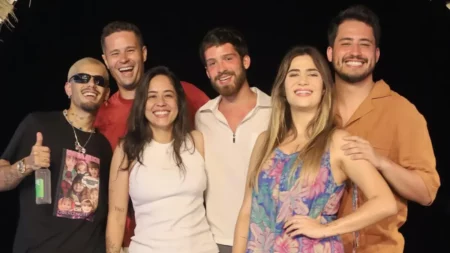 Irmãos de Zé Felipe posam juntos durante encontro da família Leonardo. Na imagem, os filhos do cantor aparecem sorrindo em uma comemoração familiar.
