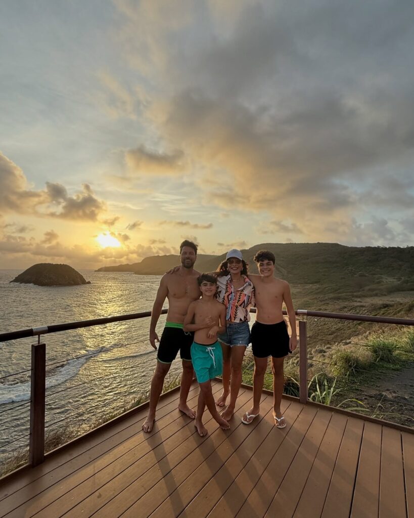 Filhos, marido e Juliana Paes em foto