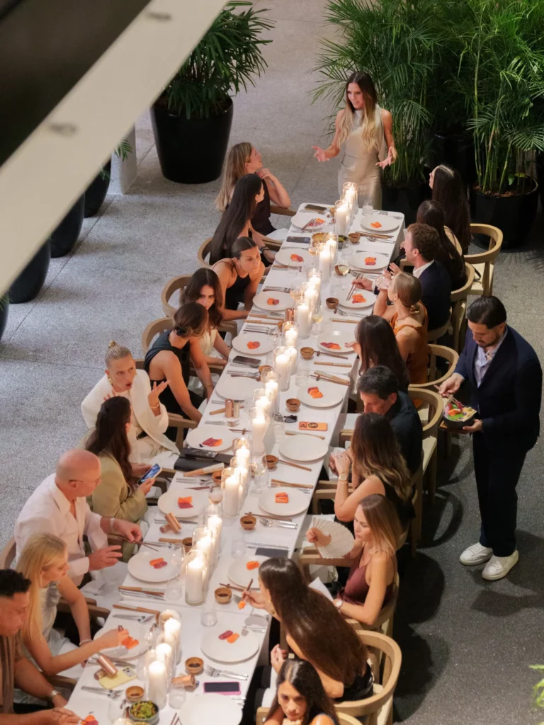 Victoria Beckham conversa com convidados durante um jantar realizado na inauguração da House of Victoria Beckham em Miami.