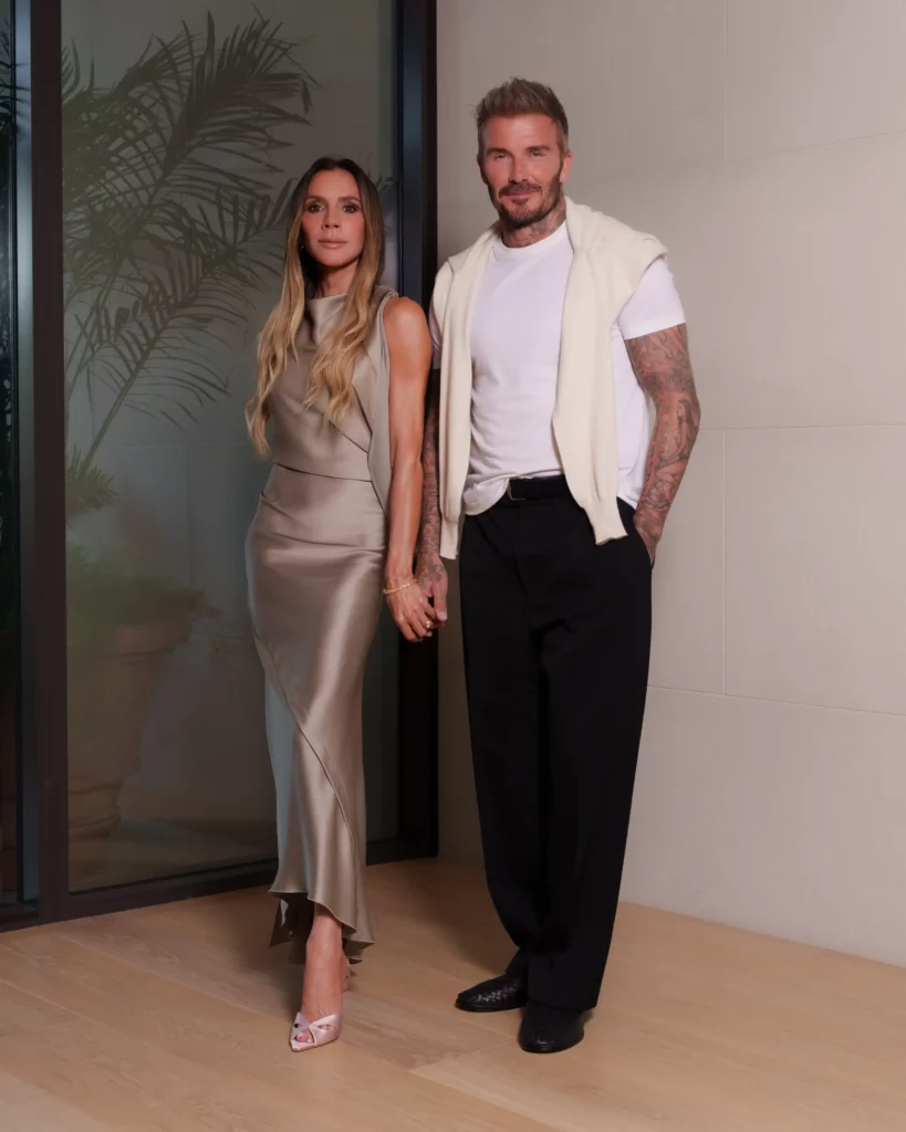 Victoria Beckham e David Beckham posam juntos na inauguração da House of Victoria Beckham em Miami.
