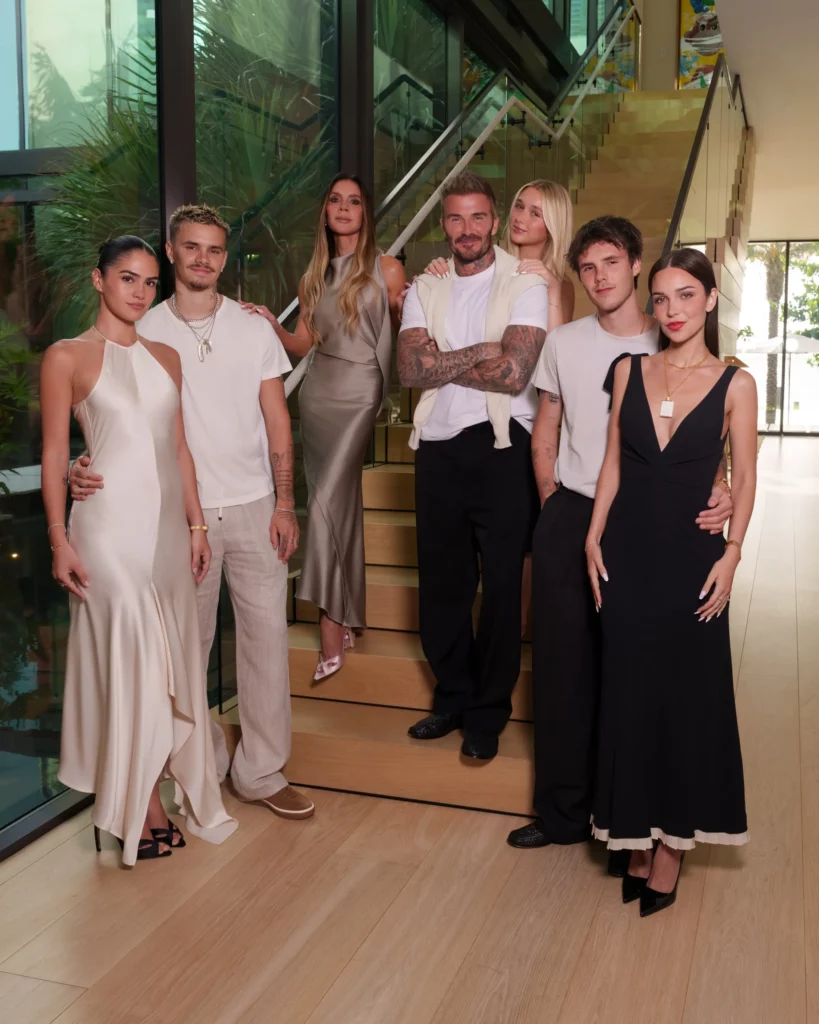 Victoria e David Beckham posam com os filhos Romeo, Cruz e Harper e seus parceiros durante evento em Miami.