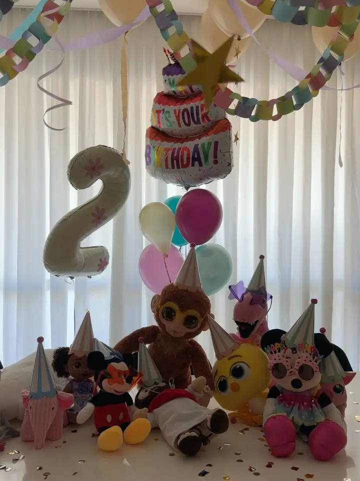 Após festa de Bruna Biancardi, Amanda Kimberlly mostra celebração intimista de Helena 2 Decoração da comemoração dos 2 anos de Helena com balão em formato de número 2, balões coloridos, enfeites de aniversário e diversos bichos de pelúcia usando chapéus de festa.