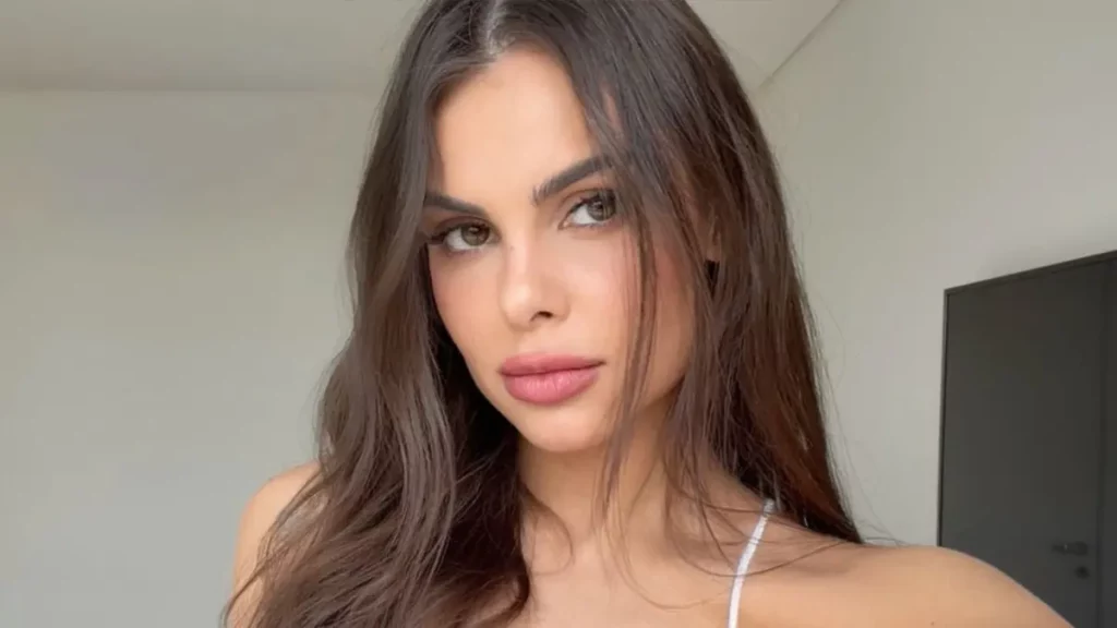 Amanda Kimberlly posa para foto compartilhada em seu perfil no Instagram.