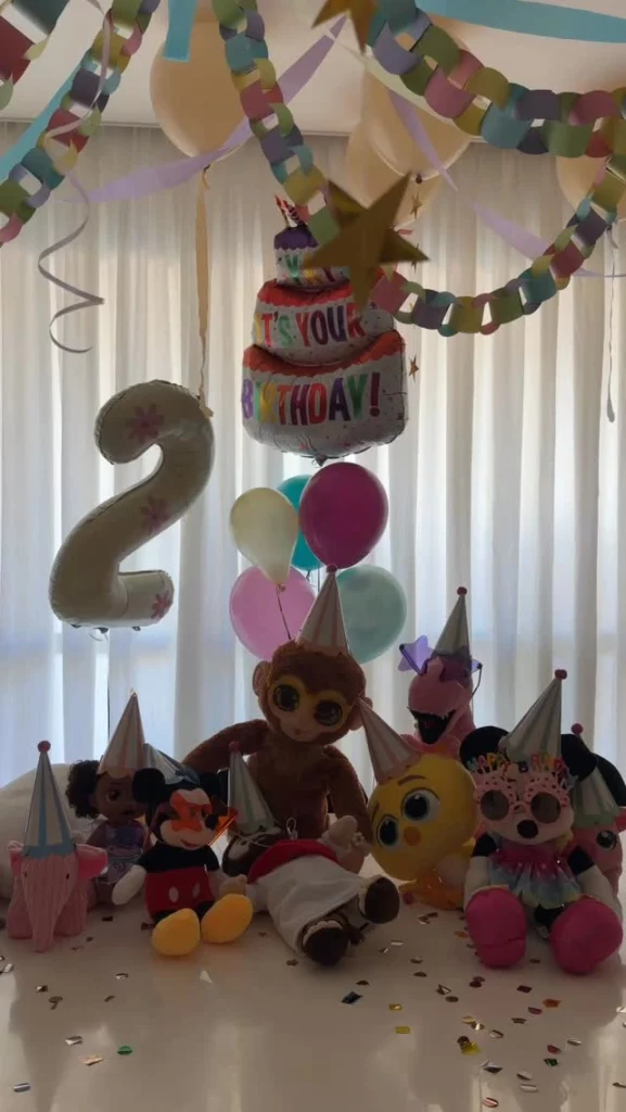 Amanda Kimberlly mostra surpresa para Helena no aniversário de 2 anos 1 Decoração do aniversário de Helena, filha de Amanda Kimberlly, com balões no teto, fitas coloridas e estrelas douradas.