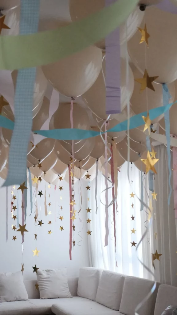 Amanda Kimberlly mostra surpresa para Helena no aniversário de 2 anos 2 Decoração do aniversário de Helena, filha de Amanda Kimberlly, com balões no teto, fitas coloridas e estrelas douradas.