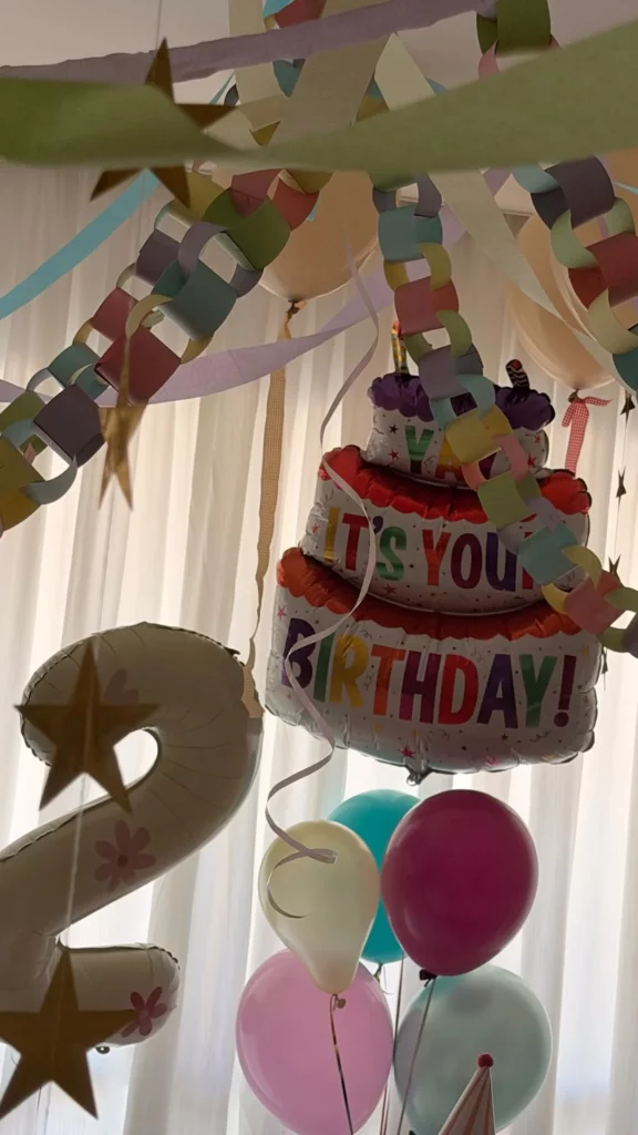 Amanda Kimberlly mostra surpresa para Helena no aniversário de 2 anos 3 Decoração do aniversário de Helena, filha de Amanda Kimberlly, com balões no teto, fitas coloridas e estrelas douradas.