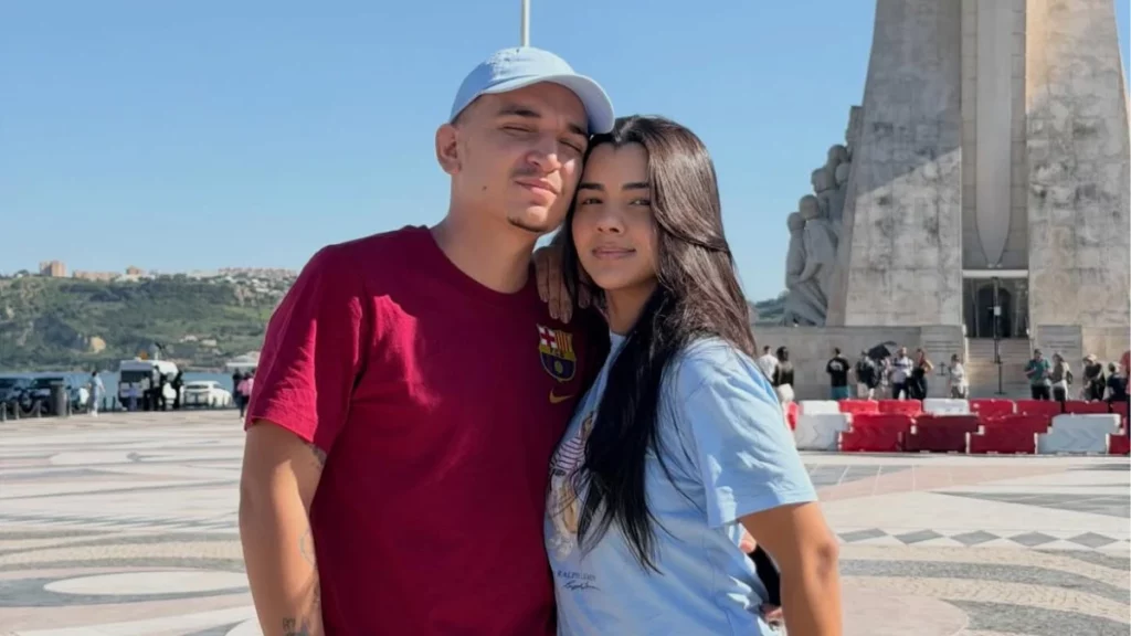 Ary Mirelle e João Gomes posam abraçados durante viagem, em frente ao Monumento aos Descobrimentos, em Lisboa.