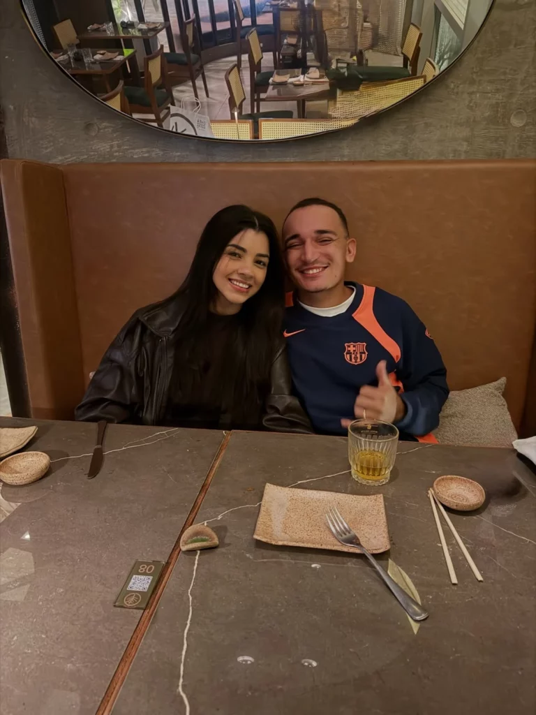 Ary Mirelle e João Gomes posam juntos durante jantar romântico em restaurante.