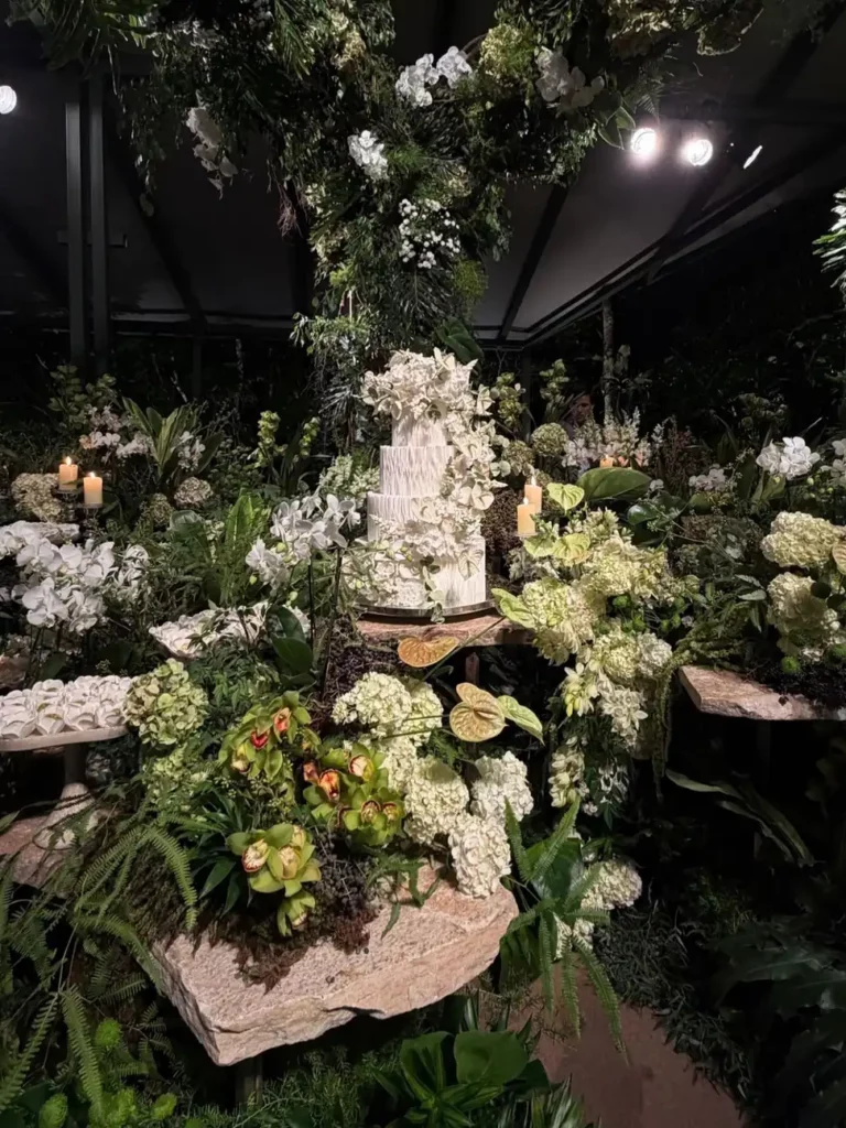 Neymar e Bruna Biancardi marcam presença em casamento de Medina; veja fotos 5 Bolo cercado por flores na festa de Gabriel Medina e Isabella Arantes
