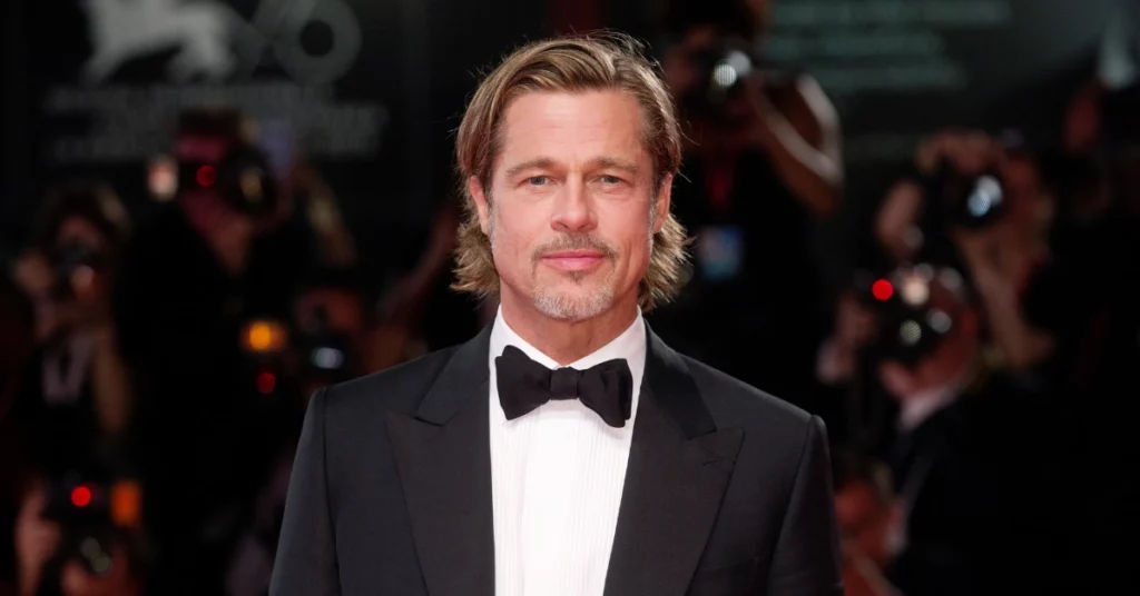 Brad Pitt posa de smoking durante evento após filhos avançarem em mudança de sobrenome