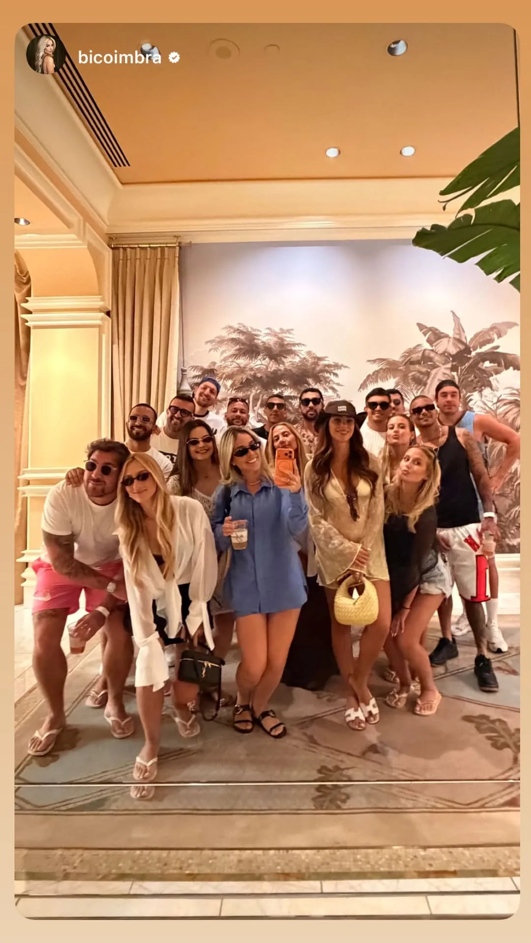 Bruna Biancardi aproveita cassino com Neymar e amigos; veja fotos 4 Bruna Biancardi posa diante do espelho com Neymar e um grupo de amigos em Las Vegas