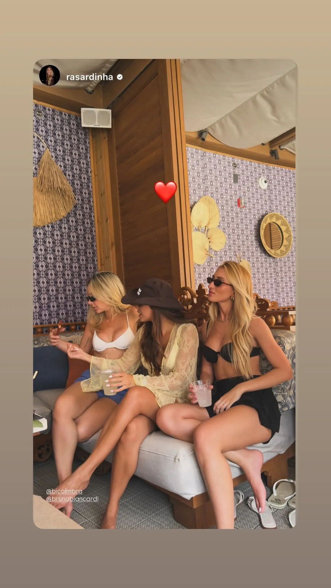 Bruna Biancardi aproveita cassino com Neymar e amigos; veja fotos 5 Bruna Biancardi sentada entre amigas durante momento de descanso em Las Vegas