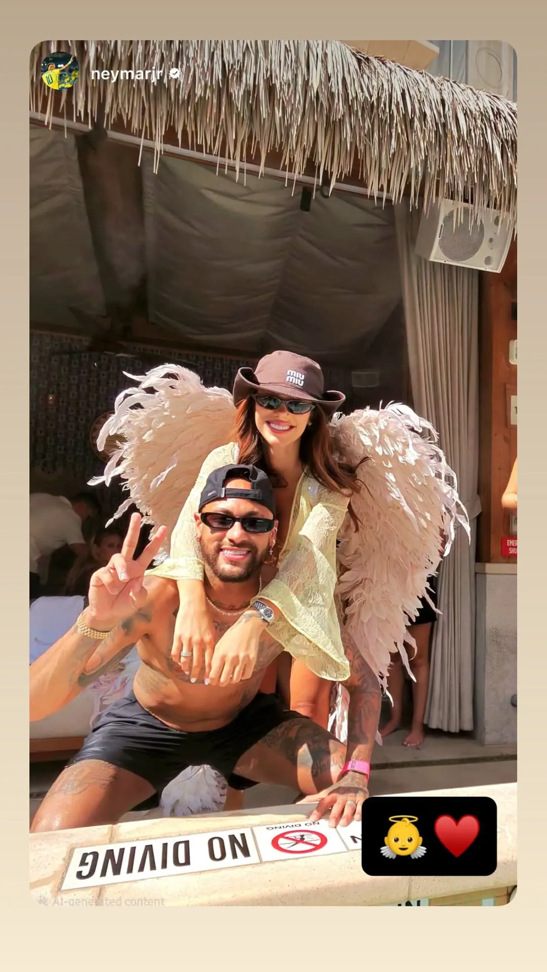 Bruna Biancardi aproveita cassino com Neymar e amigos; veja fotos 1 Bruna Biancardi usa asas de anjo enquanto posa sorridente atrás de Neymar