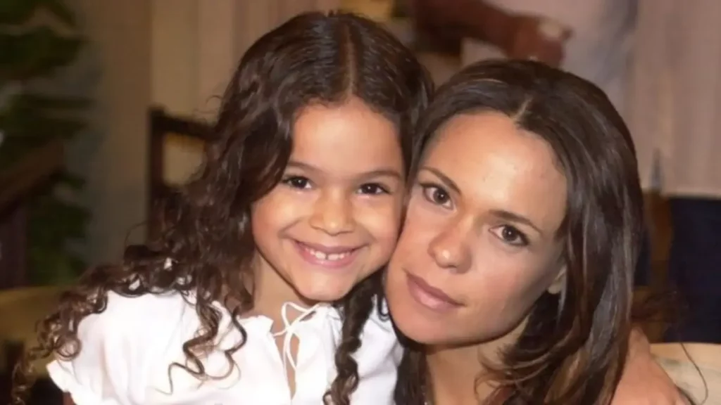 Bruna Marquezine antes e depois: Veja a transformação 2 Fotografia da atriz Bruna Marquezine, ainda criança, sorrindo com o rosto colado ao da atriz Vanessa Gerbelli.