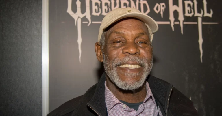 Danny Glover expõe diagnóstico de Alzheimer e emociona em relato Danny Glover sorrindo em evento antes de revelar diagnóstico de Alzheimer