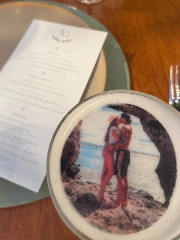 Neymar e Bruna Biancardi marcam presença em casamento de Medina; veja fotos 7 Drinque personalizado com foto de Gabriel Medina e Isabella Arantes no casamento