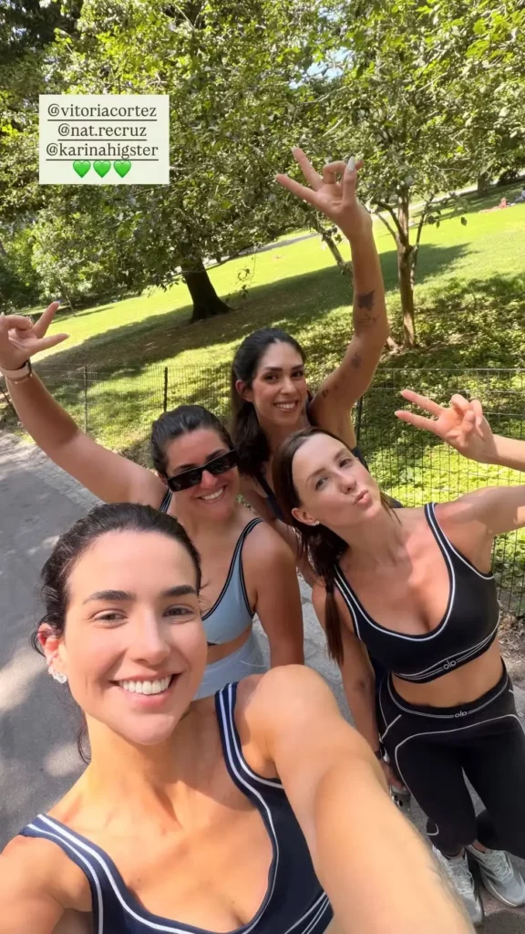 Duda Fournier e amigas no parque correndo.