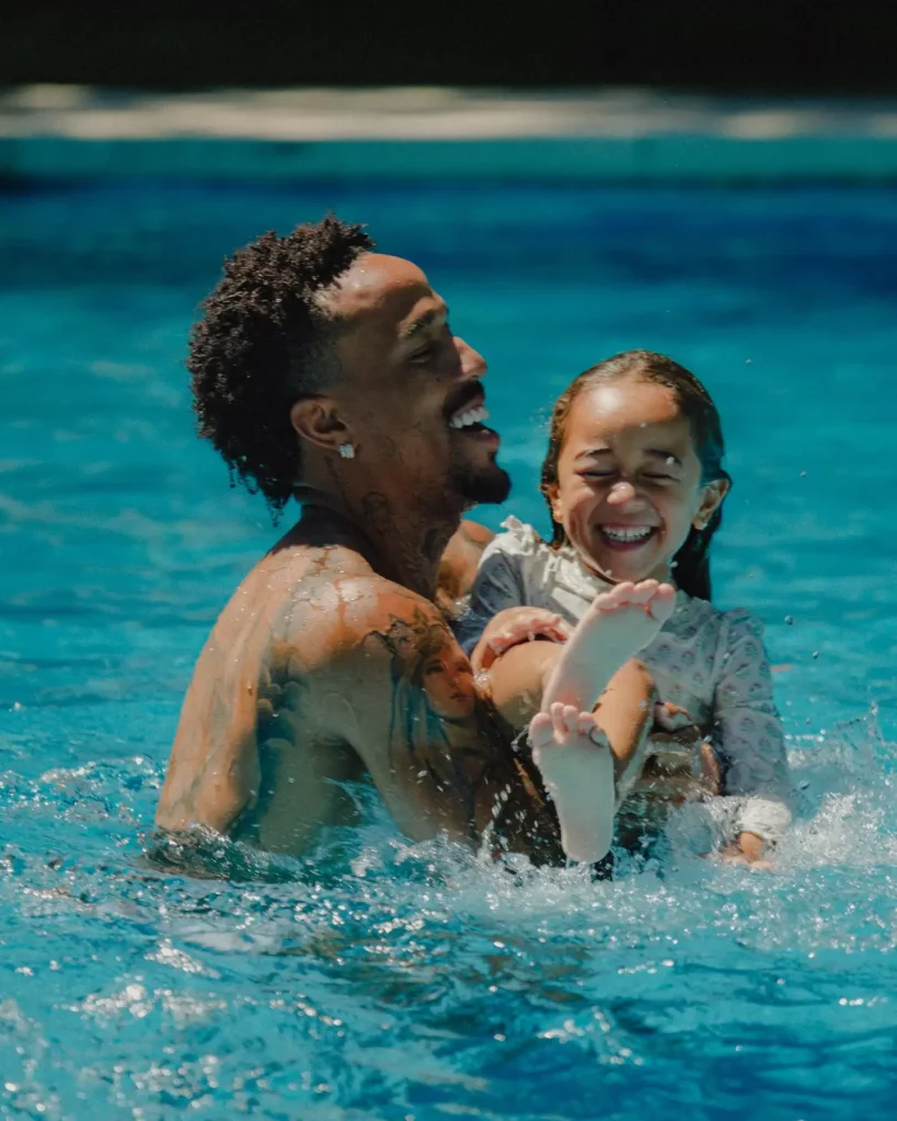 Éder Militão abre álbum com Cecília: ‘A vida é bonita contigo’ 6 Éder Militão aparece ao lado da filha Cecília durante momento das férias