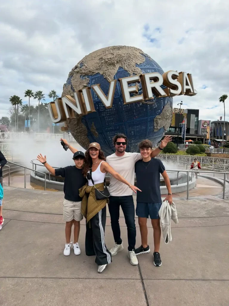 Familia em frente ao globo da Universal em viagem