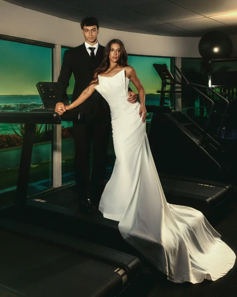 Victor Alexandre e Jarline Batista posam com trajes de noivos em ensaio de casamento