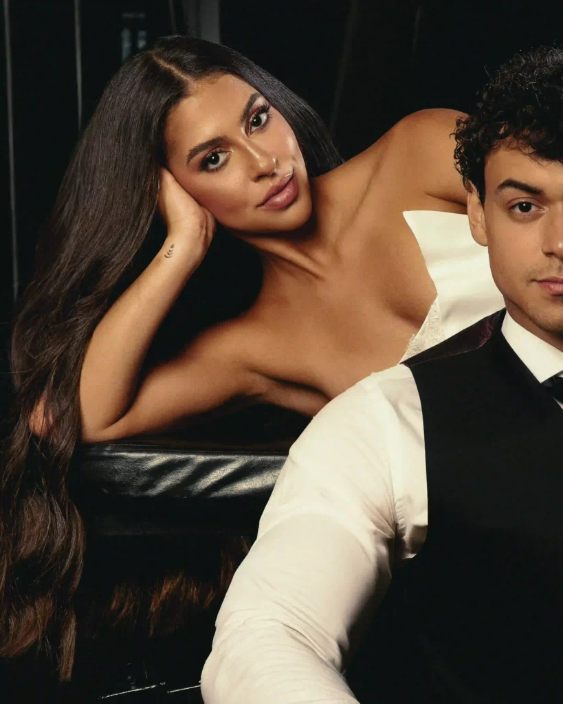 Victor Alexandre e Jarline Batista posam com trajes de noivos em ensaio de casamento