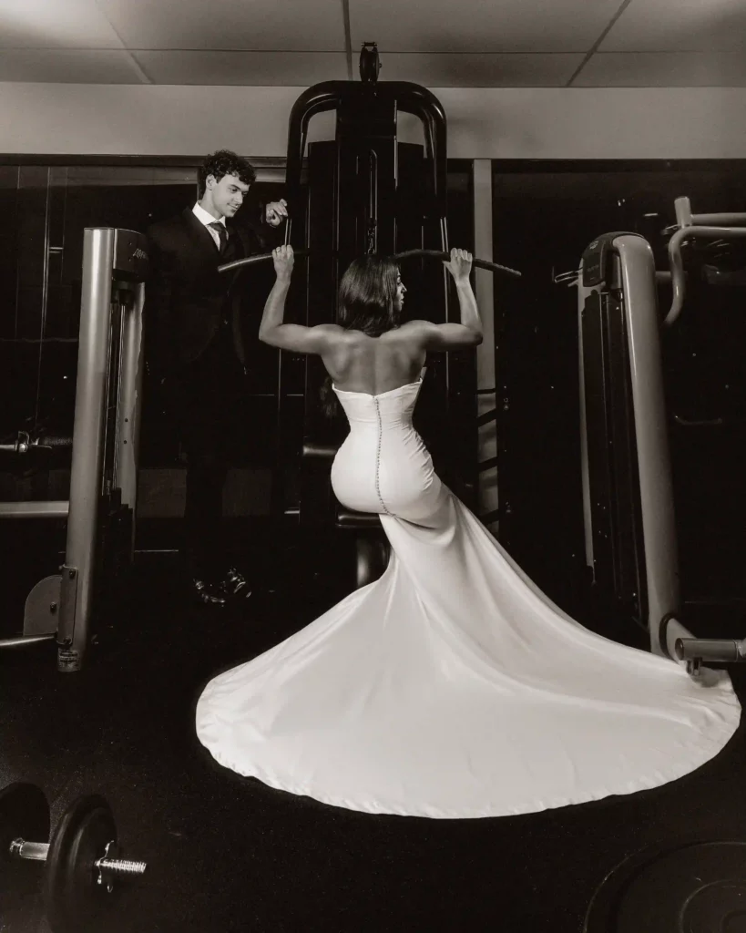 Victor Alexandre e Jarline Batista posam com trajes de noivos em ensaio de casamento