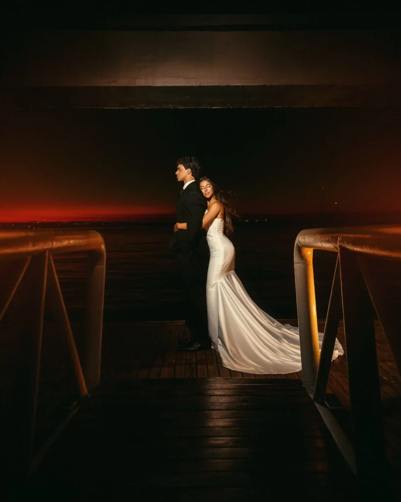 Victor Alexandre e Jarline Batista posam com trajes de noivos em ensaio de casamento