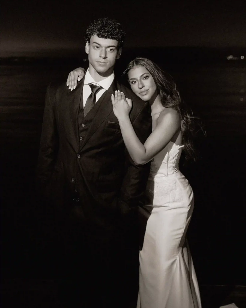 Victor Alexandre e Jarline Batista posam com trajes de noivos em ensaio de casamento