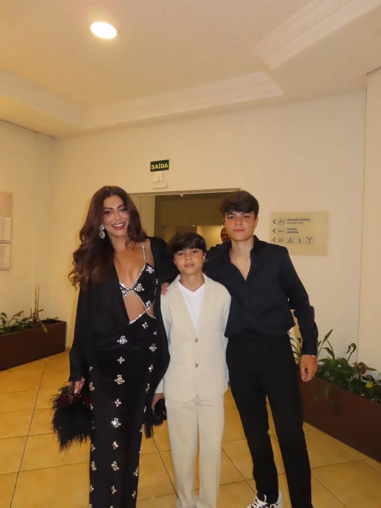 Filhos e juliana paes em foto juntos e abraçados