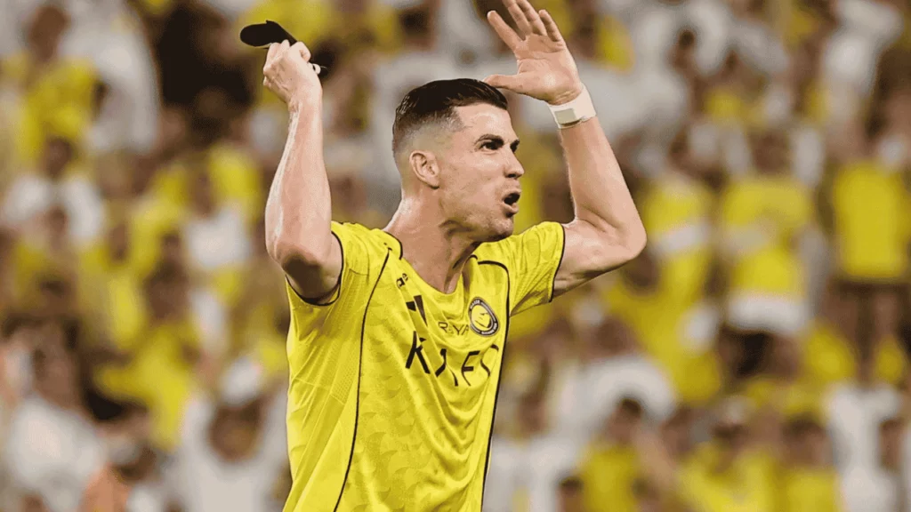 Fortuna de Cristiano Ronaldo: quanto ele tem em 2026? 1 Fortuna de Cristiano Ronaldo é tema de imagem com jogador de futebol em uniforme amarelo durante partida.