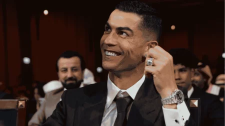 Fortuna de Cristiano Ronaldo: quanto ele tem em 2026? Fortuna de Cristiano Ronaldo é tema de imagem de capa com jogador sorrindo em evento formal.