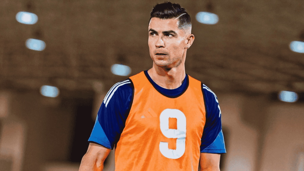 Fortuna de Cristiano Ronaldo: quanto ele tem em 2026? 2 Fortuna de Cristiano Ronaldo é tema de imagem com jogador usando colete laranja durante treino em campo.
