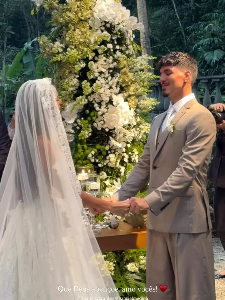 Neymar e Bruna Biancardi marcam presença em casamento de Medina; veja fotos 6 Gabriel Medina e Isabella Arantes de mãos dadas durante a cerimônia