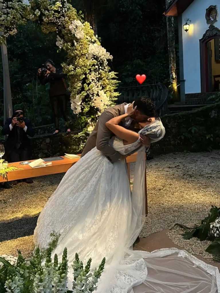 Neymar e Bruna Biancardi marcam presença em casamento de Medina; veja fotos 4 Gabriel Medina e Isabella Arantes se beijam após a cerimônia de casamento