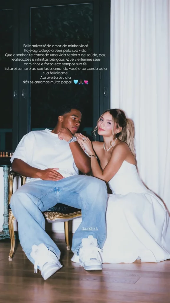 Endrick aparece sentado ao lado de Gabriely Miranda enquanto a influenciadora publica uma homenagem de aniversário nos Stories do Instagram.