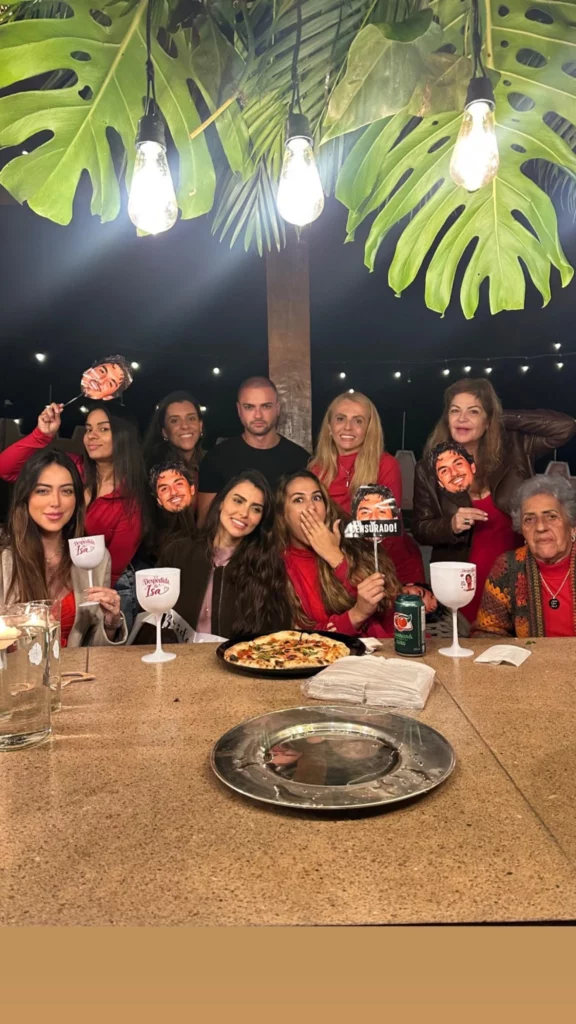Isabella Arantes reúne familiares e amigas em foto de grupo durante a despedida de solteira realizada na véspera do casamento.