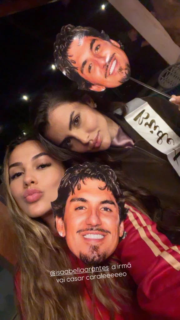 Isabella Arantes posa ao lado de amigas durante a despedida de solteira enquanto elas seguram máscaras com o rosto de Gabriel Medina.
