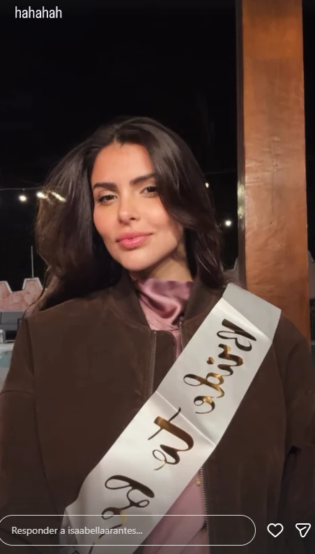 Isabella Arantes posa com a faixa de futura noiva durante a despedida de solteira antes do casamento com Gabriel Medina.