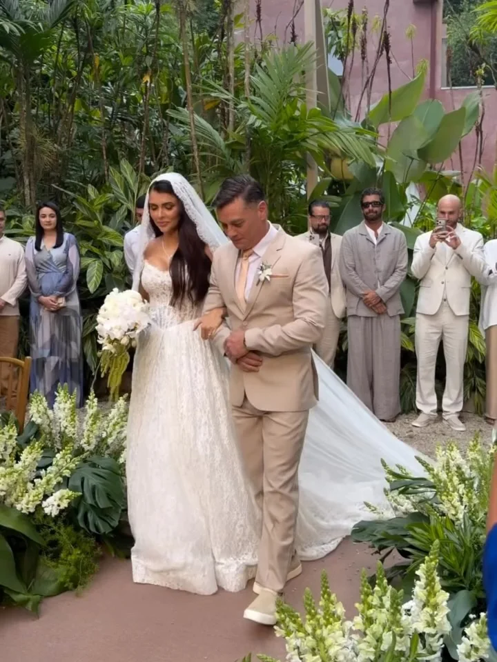 Neymar e Bruna Biancardi marcam presença em casamento de Medina; veja fotos 3 Isabella Arantes entra na cerimônia de casamento acompanhada pelo pai