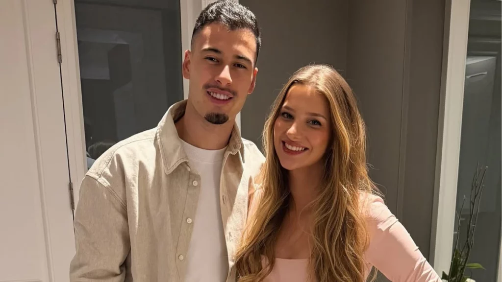 Isabella Rousso e Gabriel Martinelli posam juntos em foto compartilhada nas redes sociais