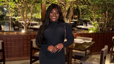 Jojo Todynho revela quando pretende engravidar: ‘Tem que ser planejado’ Jojo Todynho posa sorrindo em restaurante.