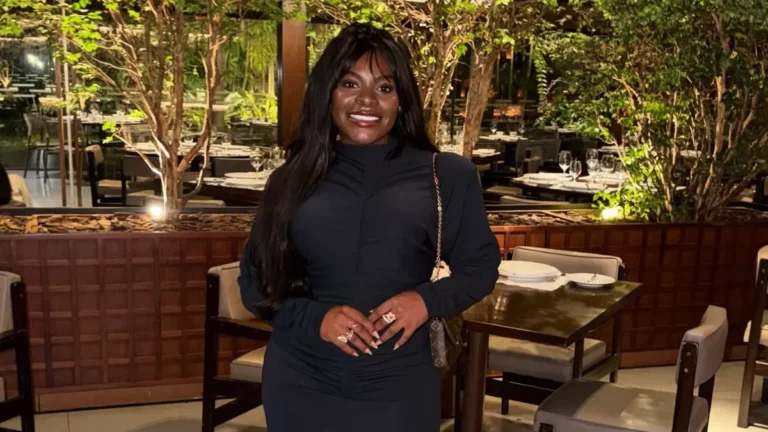 Jojo Todynho revela quando pretende engravidar: ‘Tem que ser planejado’ Jojo Todynho posa sorrindo em restaurante.