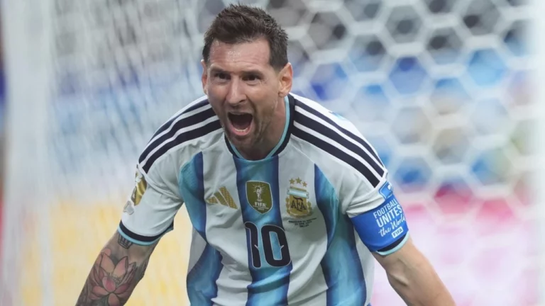 Salário de Lionel Messi em foto do craque comemorando com a camisa da Argentina em campo.