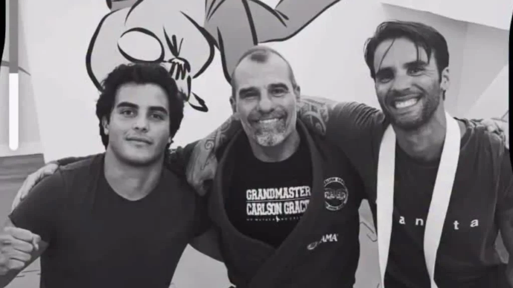 Daniel Cady sai em defesa do filho após vídeo sobre físico de Marcelo Sangalo viralizar; entenda Marcelo Sangalo posa ao lado de Daniel Cady e do mestre Carlson Gracie Jr. após treino de jiu-jítsu em academia.