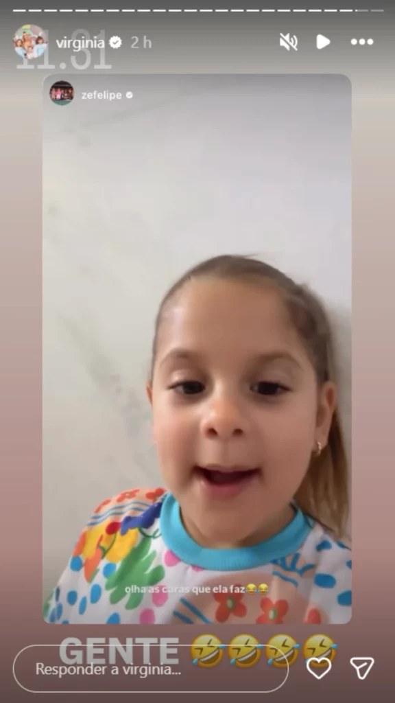 Maria Flor imita Virginia e Zé Felipe se diverte: ‘As caras que ela faz’ 1 Story mostra Maria Flor olhando para a câmera e fazendo expressão divertida durante uma gravação.
