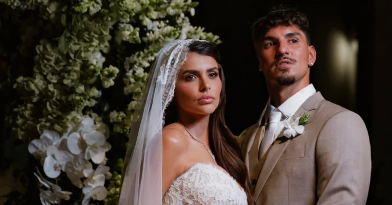 Gabriel Medina e Isabella Arantes anunciam gravidez nos votos de casamento Gabriel Medina e Isabella Arantes posam com trajes de casamento diante de uma decoração floral