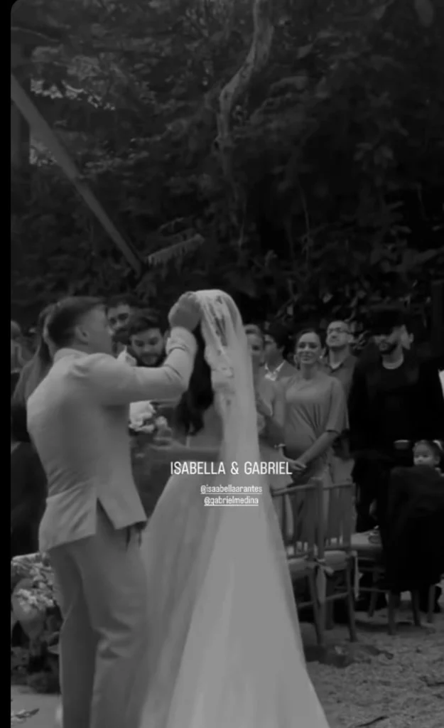 Neymar e Bruna Biancardi marcam presença em casamento de Medina; veja fotos 2 Neymar e Bruna Biancardi acompanham Gabriel Medina e Isabella Arantes durante a cerimônia de casamento