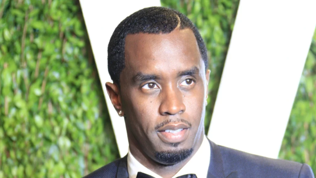 P. Diddy tem data de soltura adiantada pela 3ª vez; confira nova previsão Sean Combs, conhecido como P. Diddy, posa de terno durante evento em ambiente iluminado.