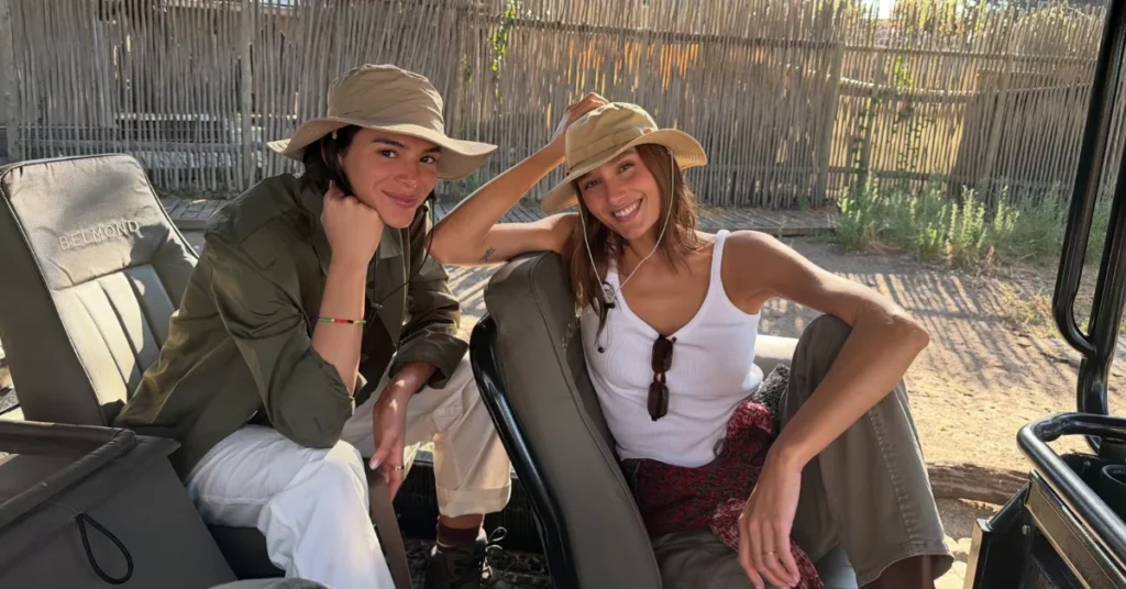 Sasha Meneghel surge em safári com Bruna Marquezine; veja cliques Sasha Meneghel em safári na Botsuana ao lado de Bruna Marquezine dentro de veículo de passeio