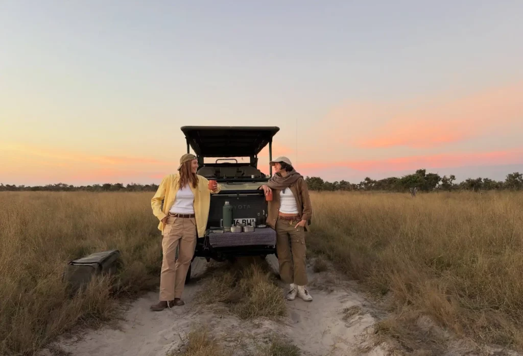 Sasha Meneghel surge em safári com Bruna Marquezine; veja cliques 2 Safári de Sasha Meneghel na Botsuana tem registro ao pôr do sol ao lado de veículo na savana